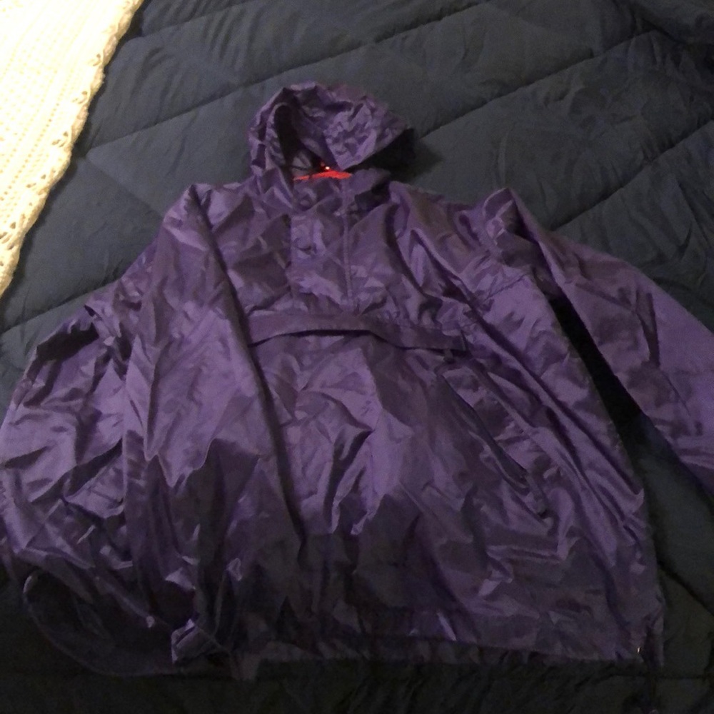 Lightweight rain coat/wind breaker